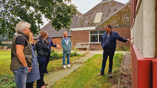 Tijdens de rondleiding laat de familie Noordenbos gedeputeerde Susan Top de schade aan hun karakteristieke boerderij zien.